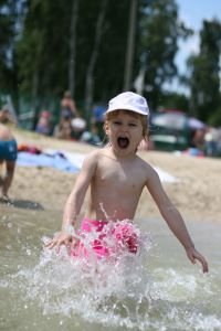 Niño jugando con el agua